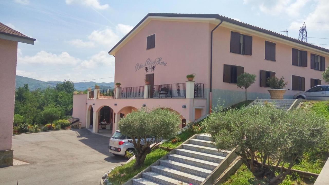 Relais Black Horse Millesimo Ngoại thất bức ảnh