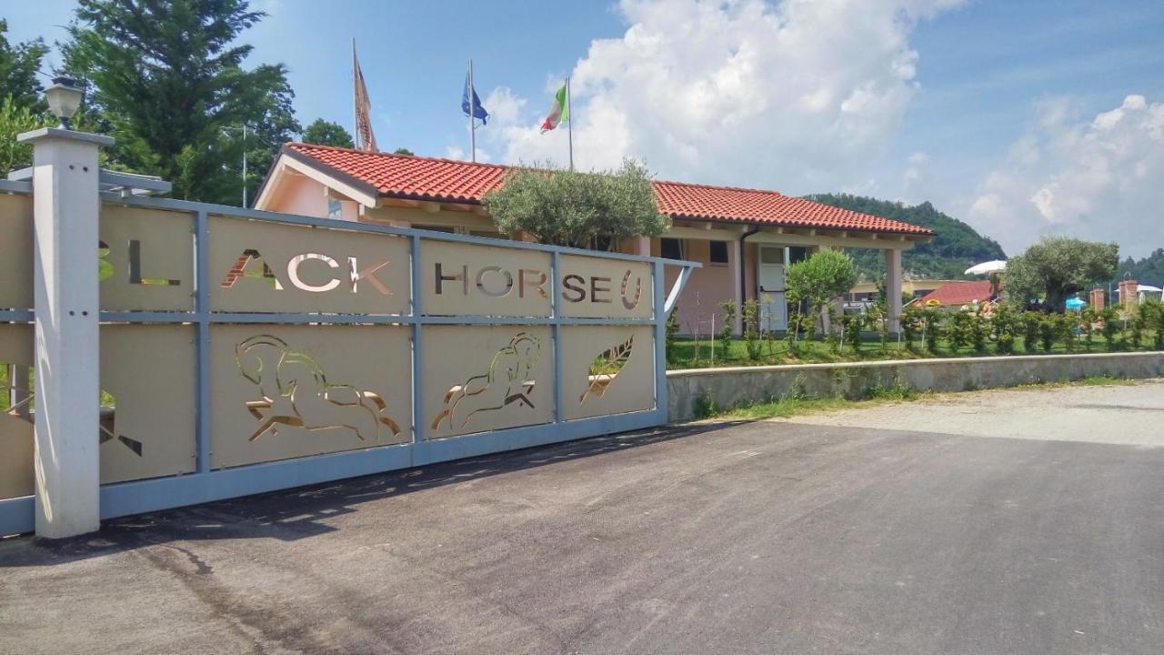 Relais Black Horse Millesimo Ngoại thất bức ảnh